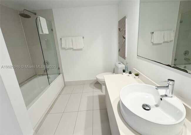 Building Photo - 2602 E Hallandale Beach Blvd