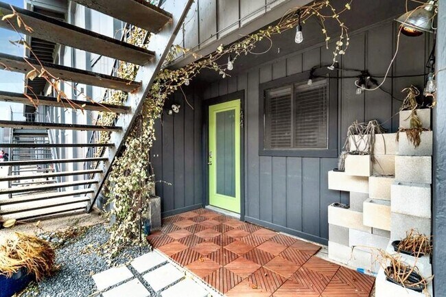 Building Photo - Spacious 2-Bed, 2-Bath First Floor Apartme...