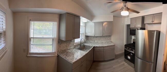 Building Photo - 915 Sunningdale Dr