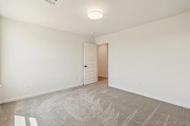 Building Photo - 5 Bed | 4 Bath House