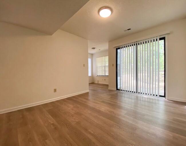 Building Photo - Quiet Neighborhood  3 bedroom, 2 bath, 1 c...