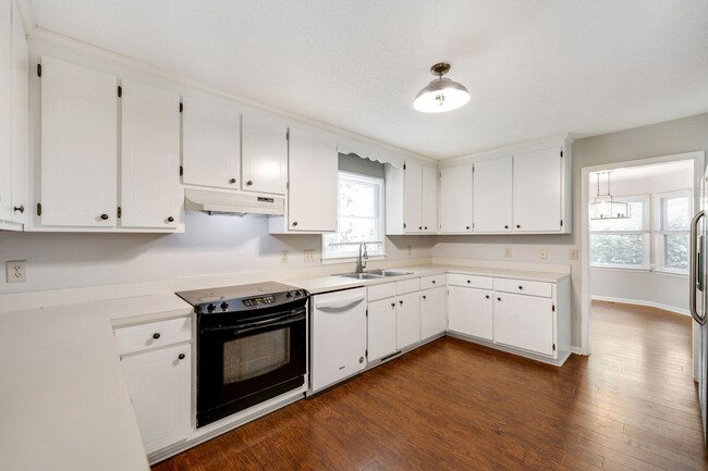 Building Photo - Adorable 3 BD/2.5 BA Hillsborough Home!