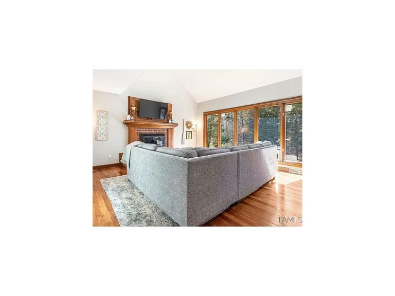 Main Livingroom - 17756 Brucker St