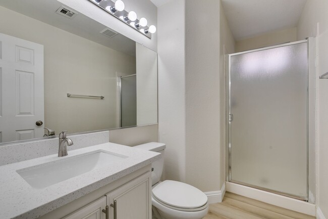 Building Photo - Beautiful 4-Bedroom Home Near Downtown Sum...
