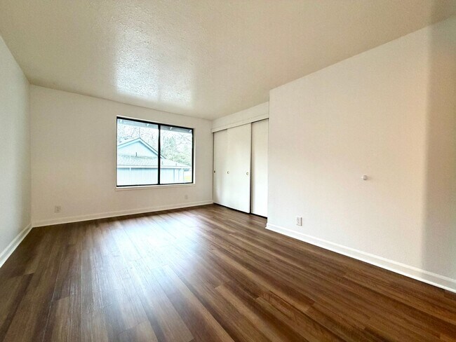 Building Photo - **NEW PHOTOS**TWO WEEKS FREE RENT** Updated Townhouse in the Heart of Garden Home~ New LVP Floori...