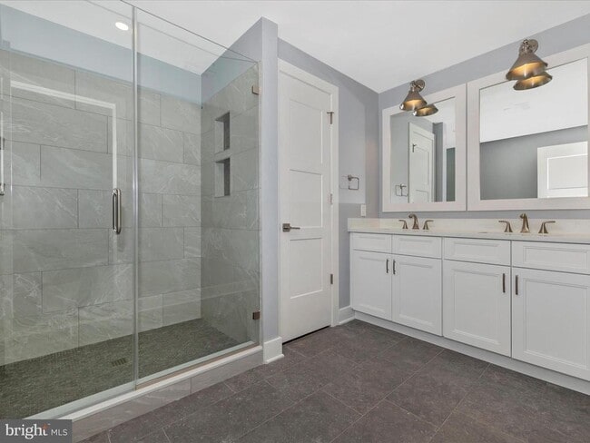 Building Photo - 210 E 2nd St