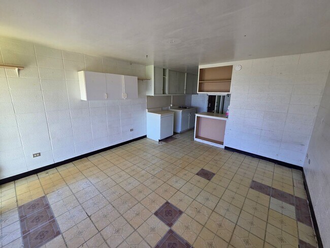 Building Photo - Ground floor Beach front Studio - Pokai Bay Beach Cabanas