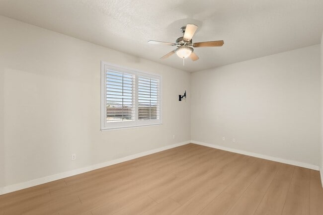 Building Photo - Stunning and Beautifully Spacious Home