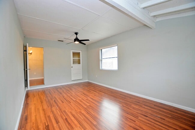 Building Photo - 4 bed 2 bath home