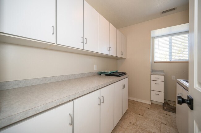 Building Photo - 857 Southfork Dr