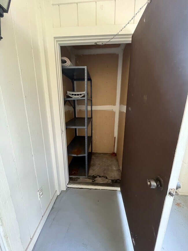 Building Photo - Spacious 2 Bed 1 Bath! Warm Springs District!
