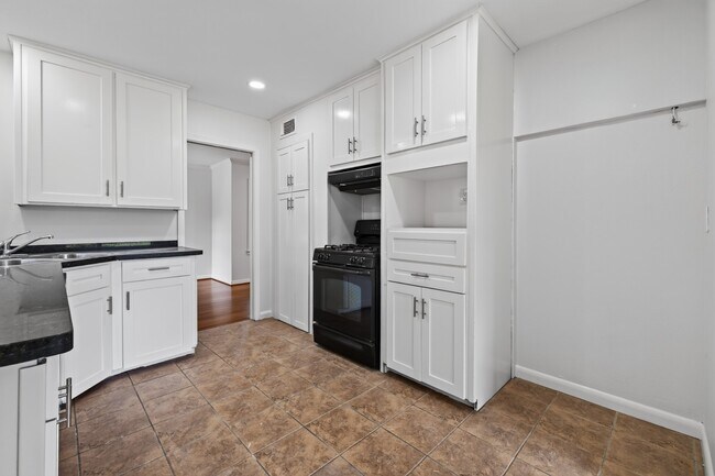Building Photo - 5027 Creekbend Dr