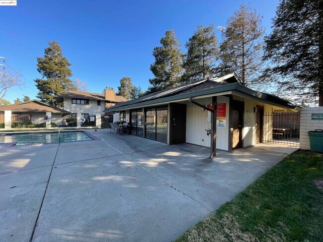 Building Photo - 2416 Shadow Ln