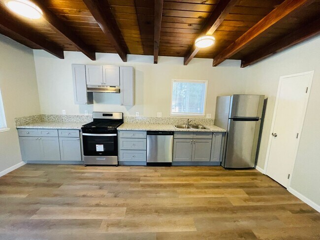 Building Photo - Pet friendly 2 bed 1 bath apartment for rent in South Lake Tahoe