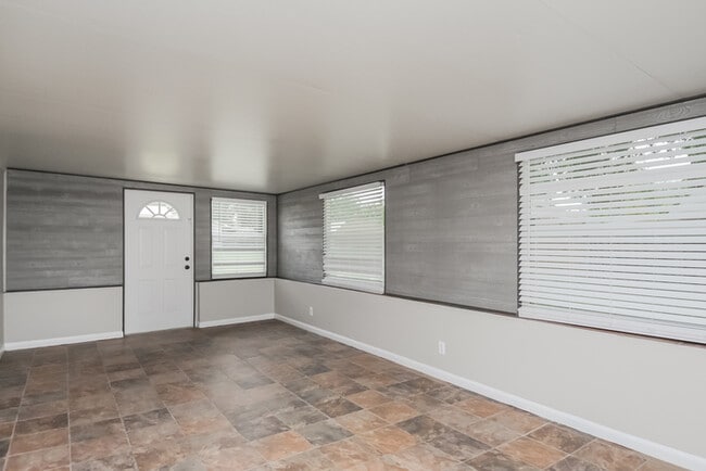 Building Photo - 204 Lily Pad Ln