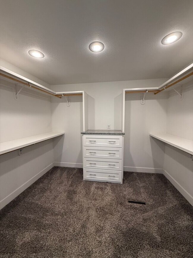 Building Photo - ****MOVE-IN SPECIAL**** Gorgeous 4Bedroom ...