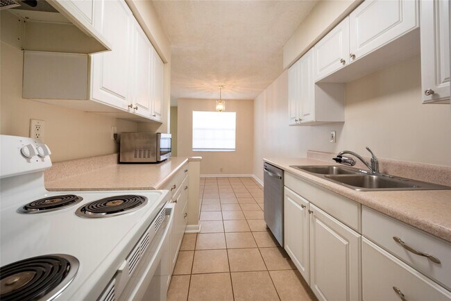 Building Photo - 930 Mandarin Is