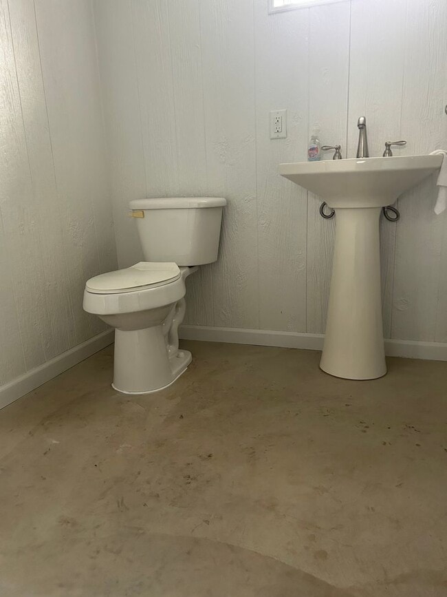 Building Photo - 3 Bedroom, 1.5 bathroom Home with 2-Car Garage!!