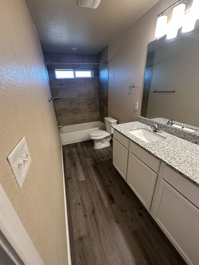 Building Photo - AVAILABLE NOW! (SECTION 8 ACCEPTED)