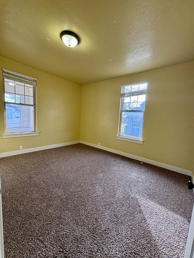 Building Photo - 560 E 6th N