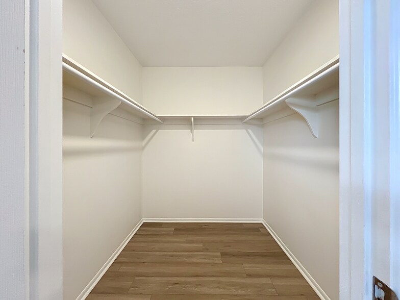 Building Photo - 2809 Taunton Dr W