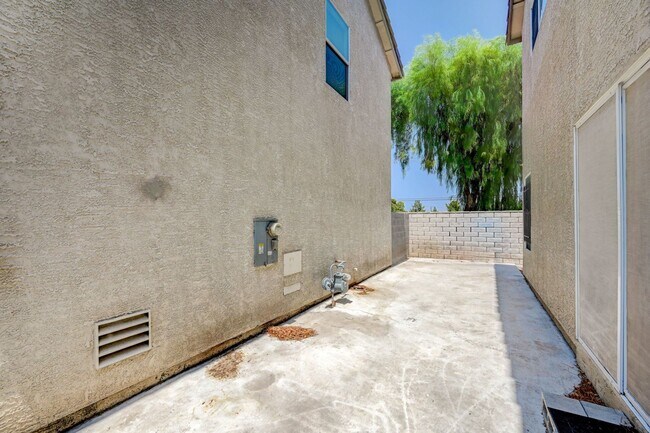 Building Photo - Beautiful 3 Bedroom Home!