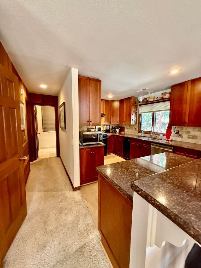 Building Photo - Furnished 3BD/2BA Near Eagle Lodge | Sunny Deck | Wood-Burning Fireplace | Garage