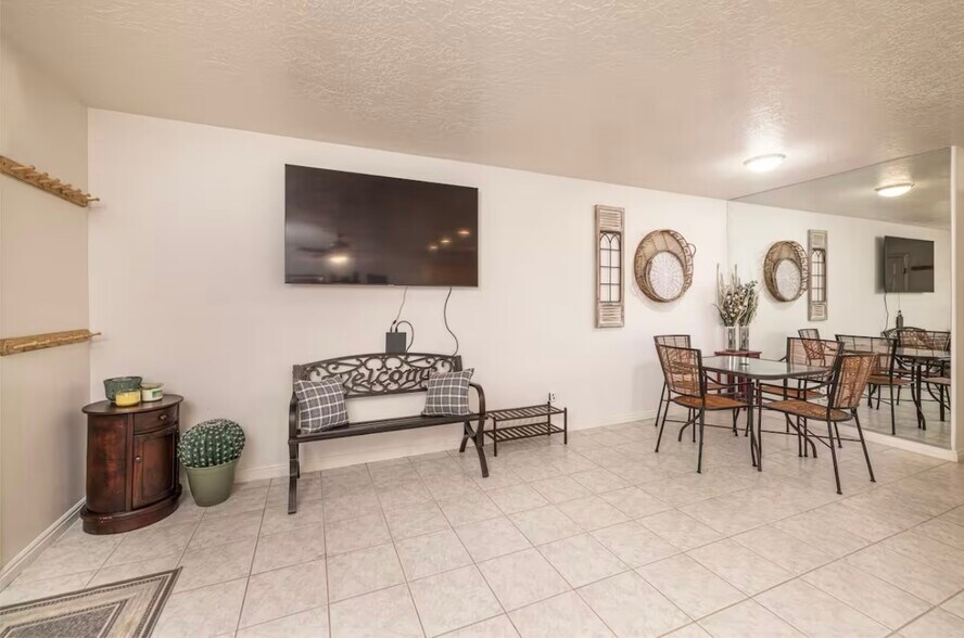 Building Photo - 1845 W Canyon View Dr
