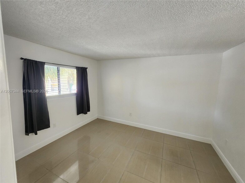 Building Photo - 9491 Palm Cir S