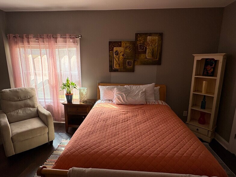Full bedroom 1 with sitting area. - 5516 Ridgemoor Dr