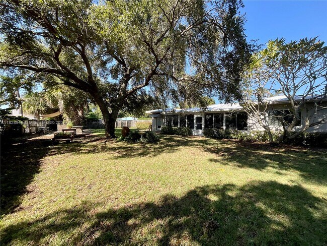 Building Photo - 4520 SW 24th Ave