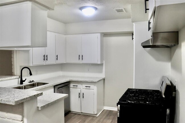 Building Photo - 6122 Heatherbrook Dr