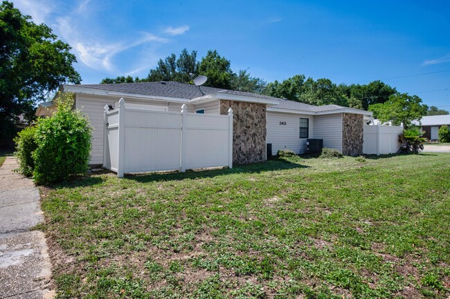 Building Photo - Freshly Updated Gulf Breeze Gem with New Appliances!