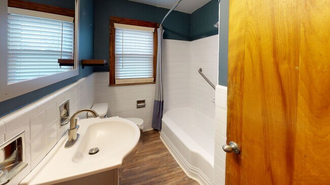Building Photo - Charming 3-Bedroom, 2-Bath Single-Family H...