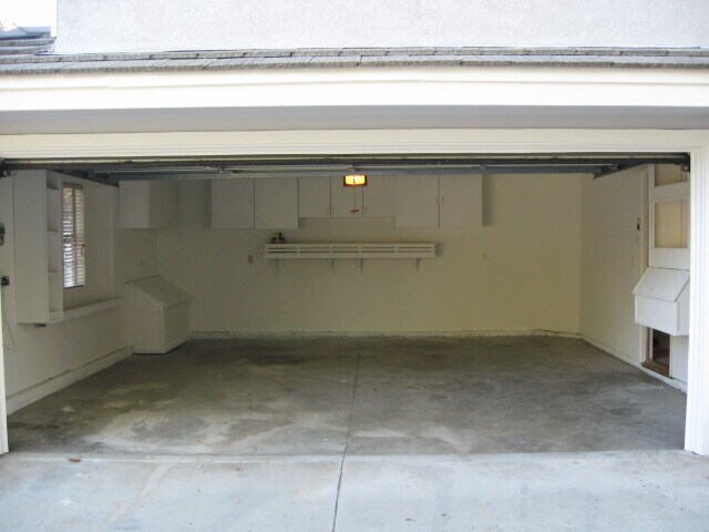 Garage w/direct access - 555 W Lemon Ave