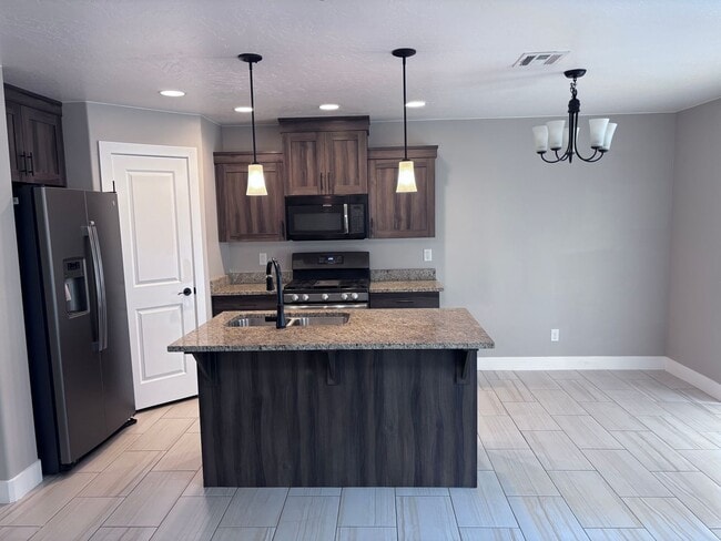 Building Photo - 3 Bed / 2.5 bath Desert Hills Townhome wit...
