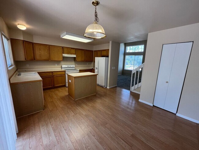Building Photo - 3 bed/2.5 bath Available now! Milestone RES