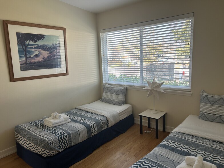 Bedroom 3 - two xl twin beds - 5835 Babbitt Ave