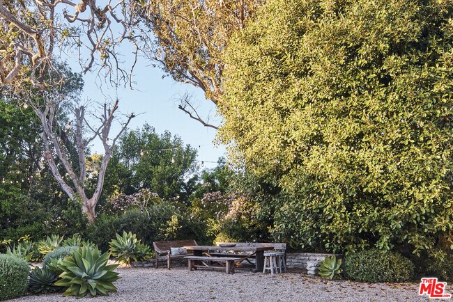 Building Photo - 6715 Fernhill Dr