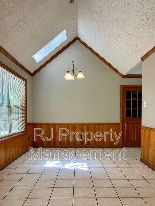 Building Photo - 4592 Tracy Lynn Dr