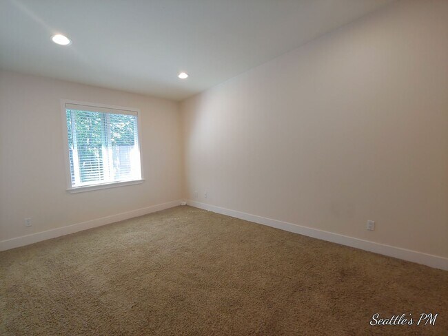 Building Photo - Beatiful Top Floor Condo-Close to Light Rail