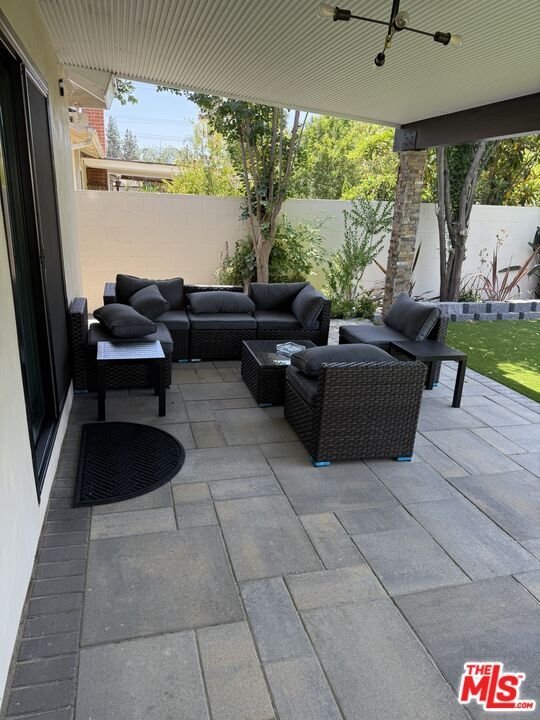 Building Photo - 7627 Encino Ave