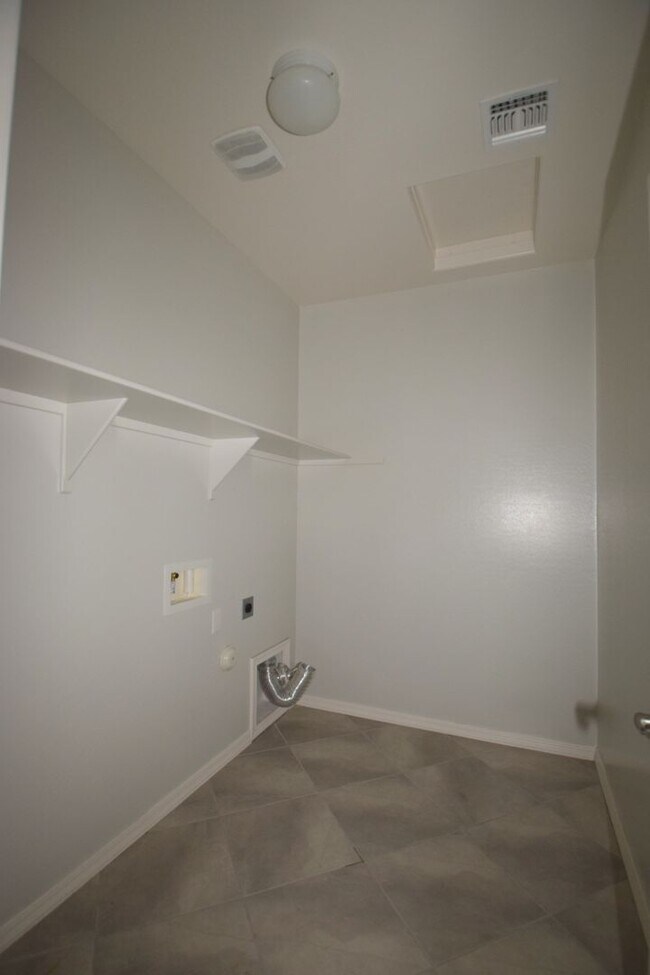 Building Photo - Beautiful single level 4 bedroom 2.5 bath Gilbert home.