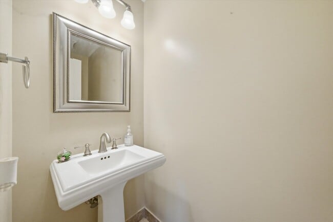 Building Photo - 1248 W Fletcher St