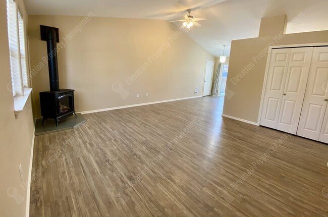 Building Photo - Single-Level 3 BR - 2 BA Rancher in Southw...