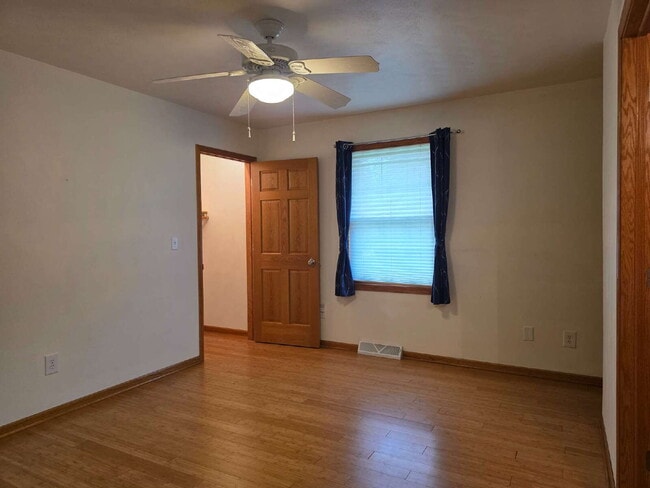 Building Photo - Multi generational Home New London