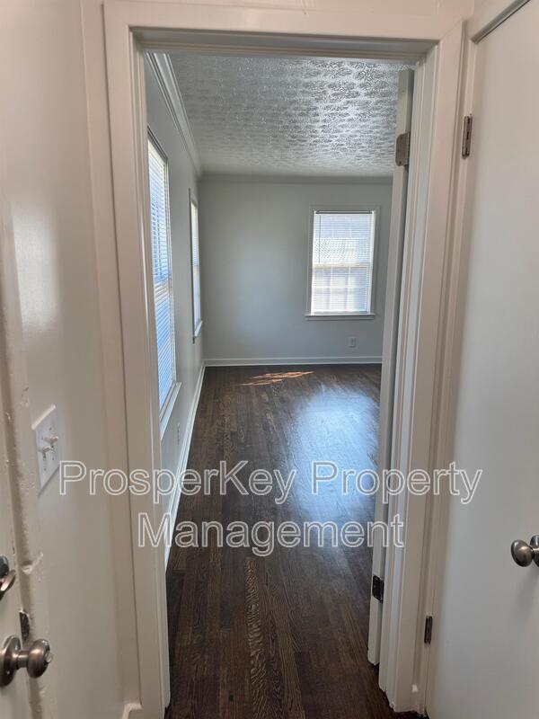 Building Photo - 419 Victoria Dr