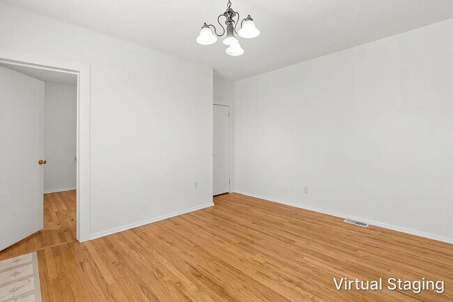 Building Photo - Updated Rental Home in South Omaha