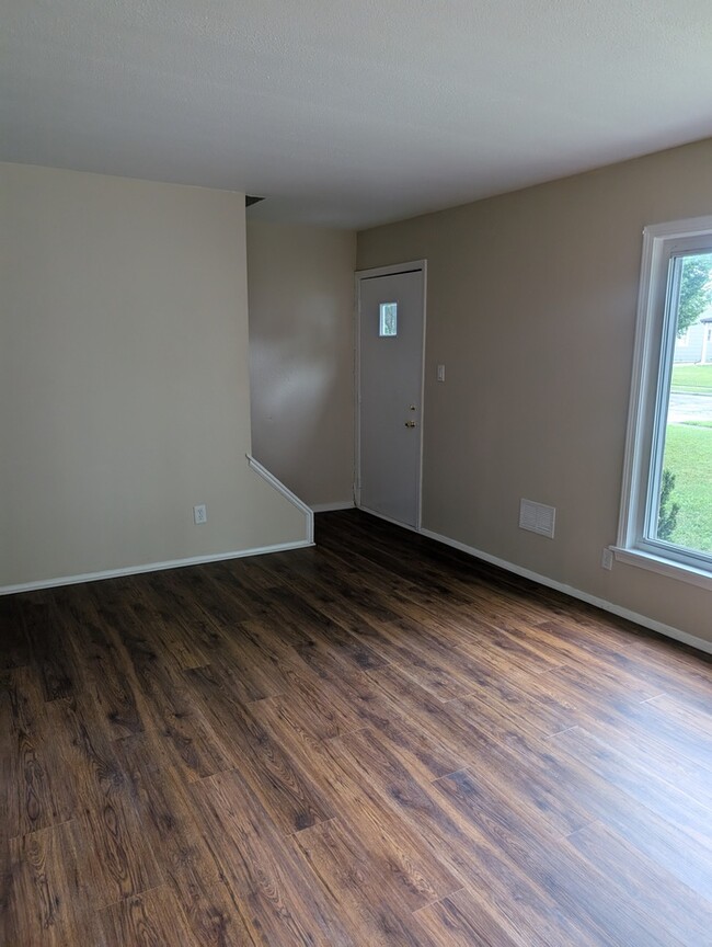 Building Photo - Charming 4 beds 1 bath in Euclid!