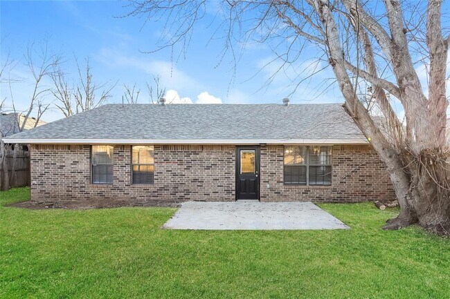 Building Photo - 2705 Fairfield Dr